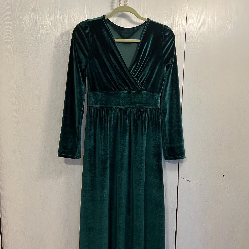 GREEN VELVET DRESS SIZE M.